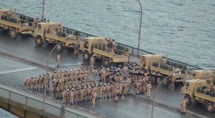 ΦΩΤΟ – Στρατιωτικά οχήματα στη γέφυρα της Γκίζα