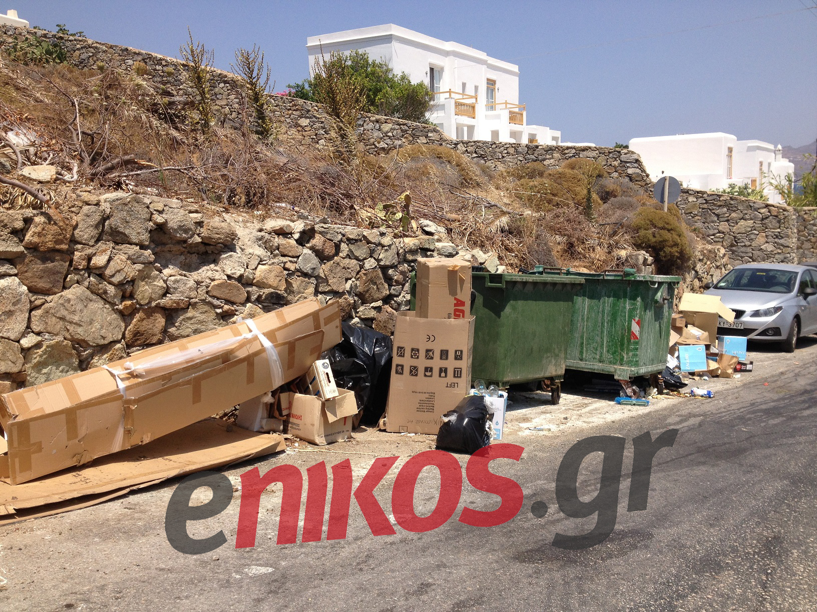 ΦΩΤΟ-Σκουπίδια στους δρόμους της Μυκόνου