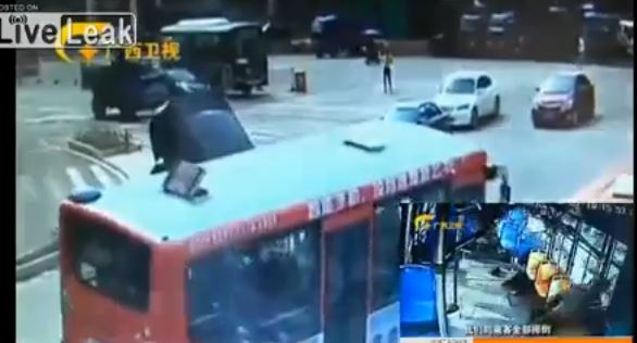 ΒΙΝΤΕΟ-ΙΧ εμβόλισε λεωφορείο