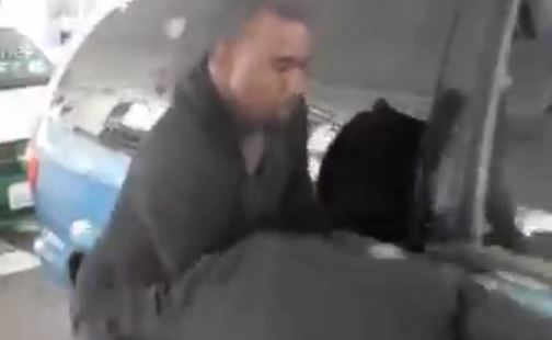 BINTEO-Ο Kanye West επιτέθηκε σε παπαράτσι