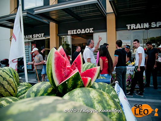 Μοίρασαν καρπούζια στη Θεσσαλονίκη