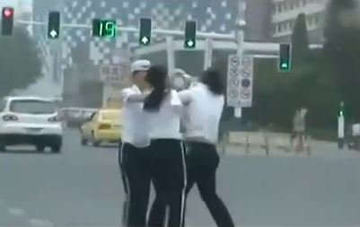 ΒΙΝΤΕΟ-“Αστυνομικίνες” ξεμαλλιάζονται στη μέση του δρόμου