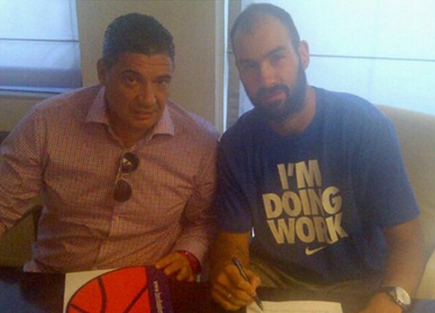 ΦΩΤΟ-Υπέγραψε ο Σπανούλης