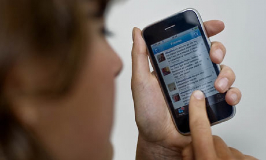 Του άρπαξε κινητό και 100 ευρώ