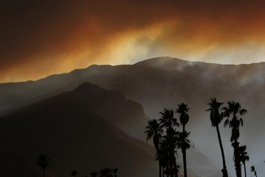 Φωτιά απειλεί 4.000 σπίτια στο Παλμ Σπρινγκς