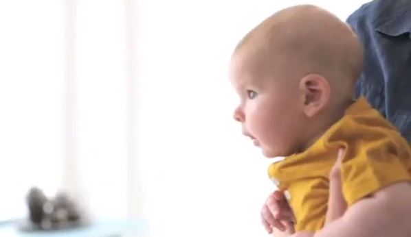 ΒΙΝΤΕΟ-Πάνες εξετάζουν τα ούρα των μωρών