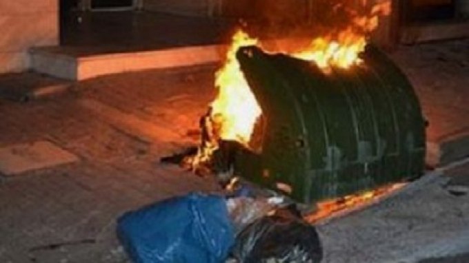 Φωτιά σε κάδους στην Κάνιγγος