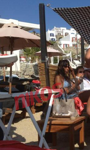 ΦΩΤΟ-Οι βουτιές της Campbell στην Μύκονο