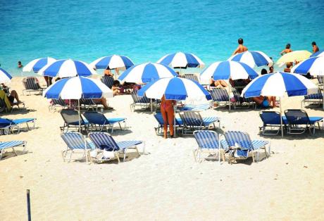 30 ευρώ για δύο ξαπλώστρες