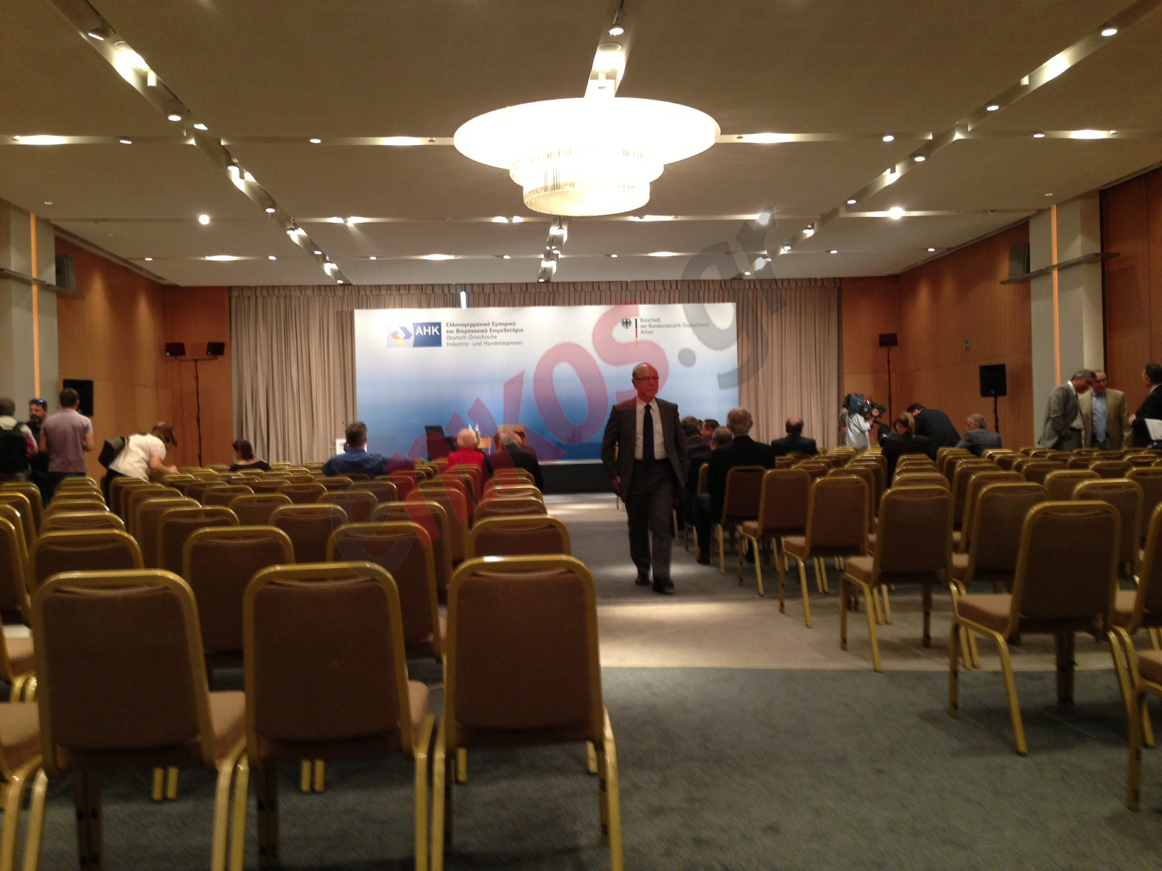 ΦΩΤΟ-Αρχίζει να γεμίζει το Χίλτον