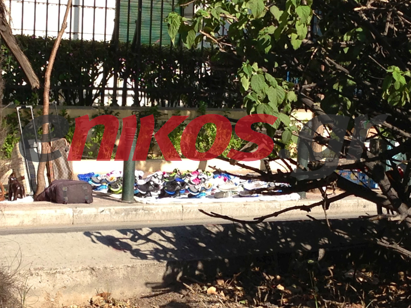 ΦΩΤΟ-Ανθεί το παραεμπόριο έξω από το Οικονομικό Πανεπιστήμιο