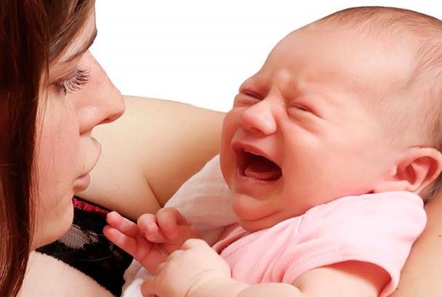 Κλάμα και κολικοί στα μωρά: Πώς τα αντιμετωπίζουμε;