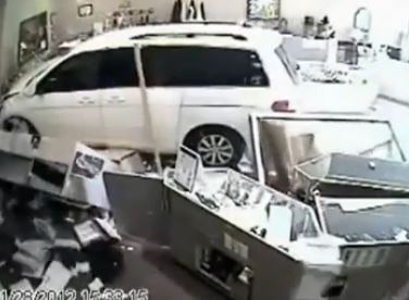 ΒΙΝΤΕΟ-Αυτοκίνητο εισβάλλει σε κοσμηματοπωλείο