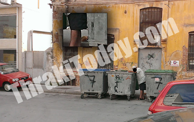 Ψάχνουν τροφή στα σκουπίδια