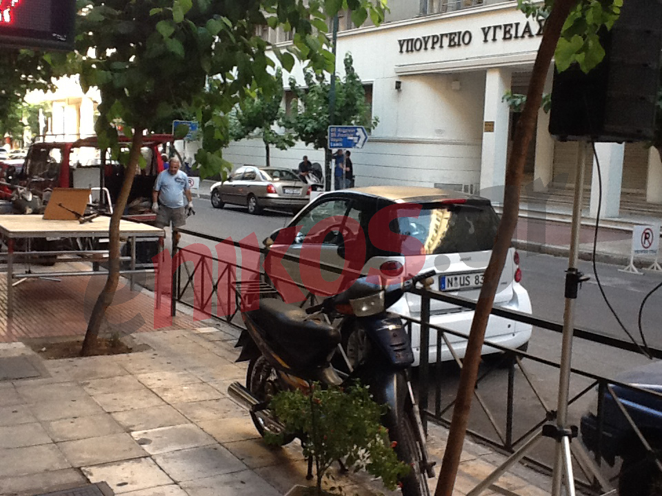 ΦΩΤΟ-Εξέδρες στο υπ. Υγείας