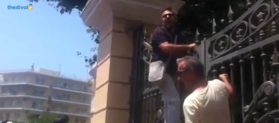 ΒΙΝΤΕΟ- Διαδηλωτές προσπαθούν να ανοίξουν την πόρτα του ΥΜΑΘ