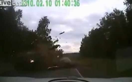 ΒΙΝΤΕΟ-Δέντρο “προκαλεί” τροχαίο