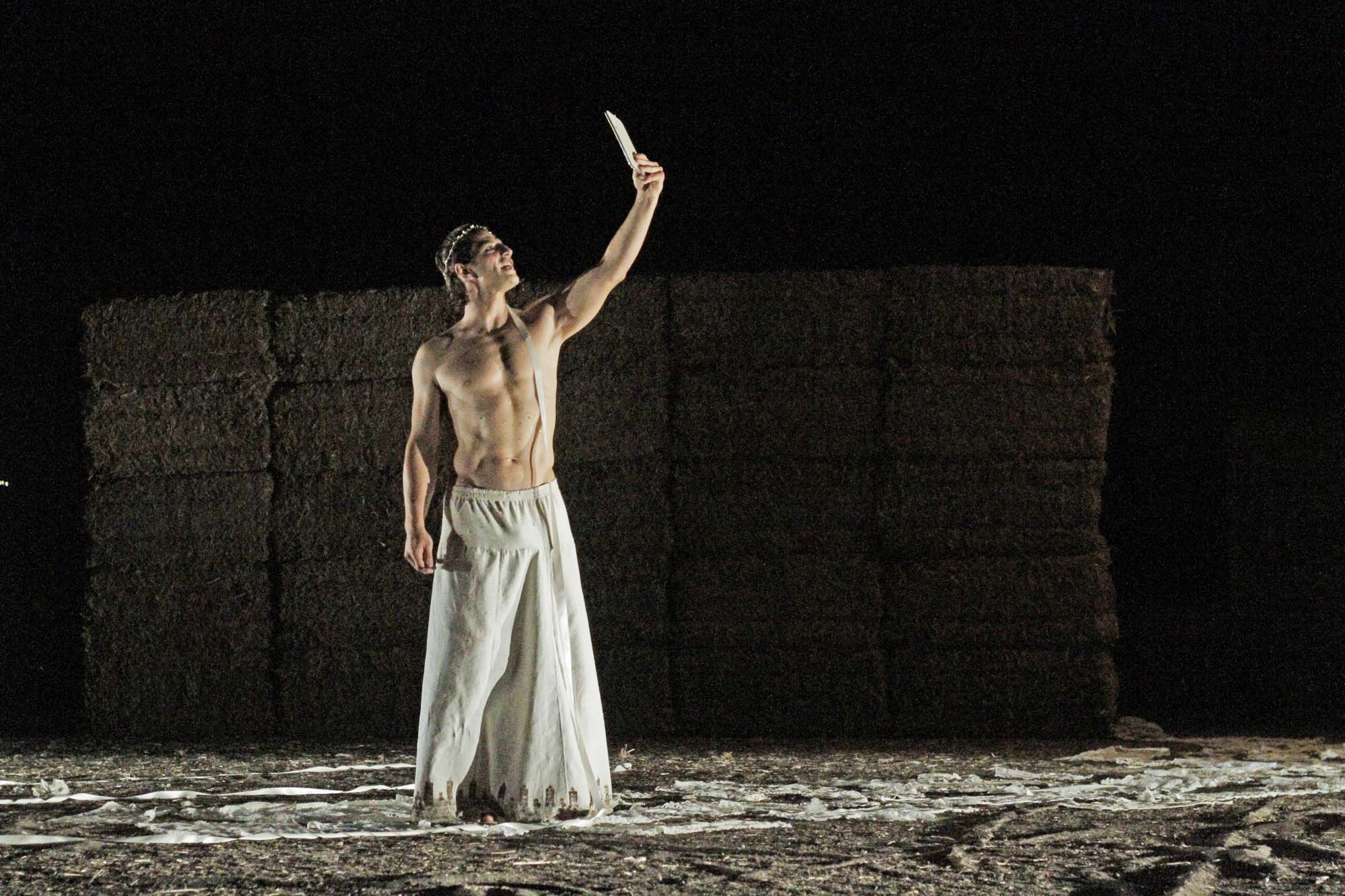 ΦΩΤΟ-Ο Σάκης “Διόνυσος” και οι μαγικές “Βάκχες”