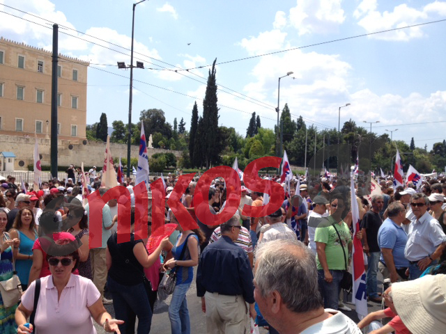 ΦΩΤΟ-Το ΠΑΜΕ έξω από τη Βουλή