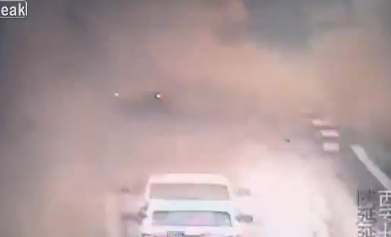 ΒΙΝΤΕΟ-Κατολίσθηση “σκεπάζει” αυτοκίνητο