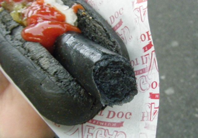 ΦΩΤΟ-Πού τρώνε μαύρα hot dog;