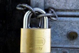 Βρέθηκαν δεμένοι με αλυσίδες