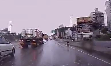 ΒΙΝΤΕΟ-Ο οδηγός δεν κατάλαβε ότι χτύπησε ένα ιχ