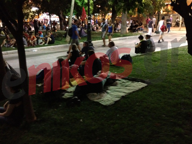 ΦΩΤΟ-Ετοιμάζονται για… ολονυχτία στο Σύνταγμα