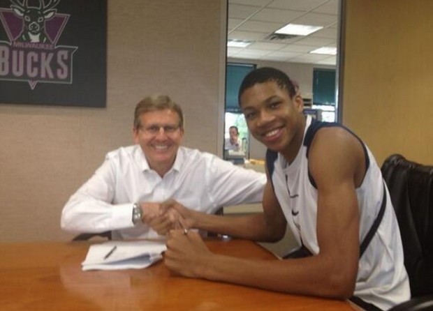 ΦΩΤΟ-Ο Αντετοκούνμπο υπογράφει στους Μπακς