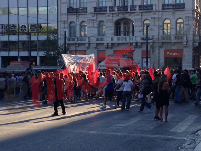 ΦΩΤΟ-Πορεία στο Σύνταγμα για τον Σόιμπλε