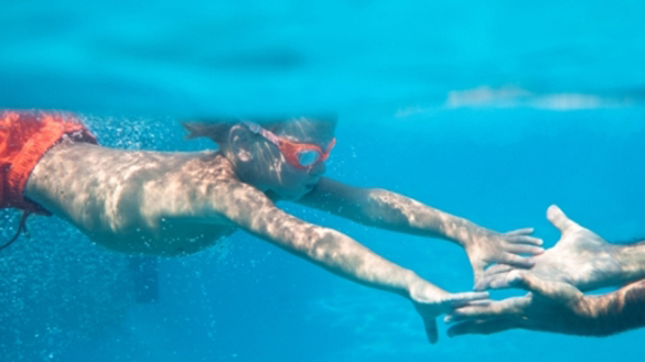 Πώς να μάθω το παιδί μου κολύμπι; 5 εύκολα βήματα!