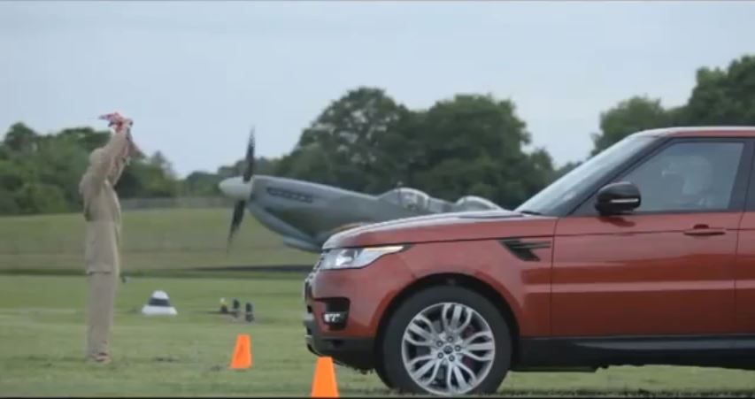 ΒΙΝΤΕΟ: Αυτοκίνητο εναντίον αεροπλάνου