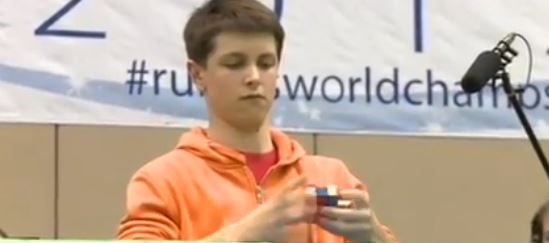 ΒΙΝΤΕΟ-Έλυσε τον Ρούμπικ σε 7,3”