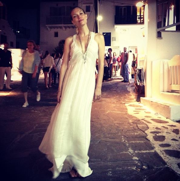 ΦΩΤΟ – Η Βίκυ Καγιά στο νησί των ανέμων