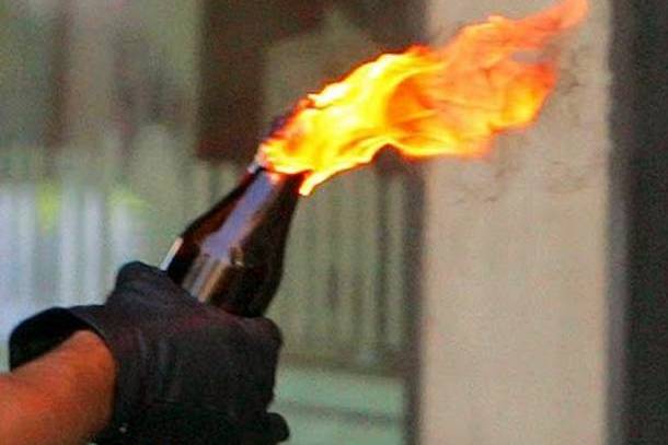 Ένας τραυματίας από μολότοφ στην Καλλιθέα