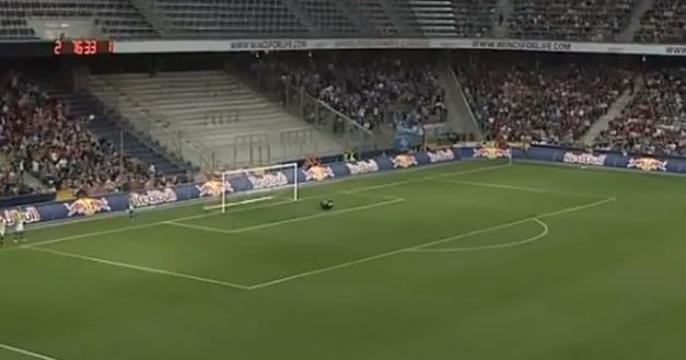 BINTEO-Έβαλε γκολ από το…σπίτι του