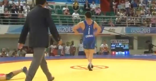 BINTEO-Ο παλαιστής πανηγυρίζει με τη λίμνη των κύκνων