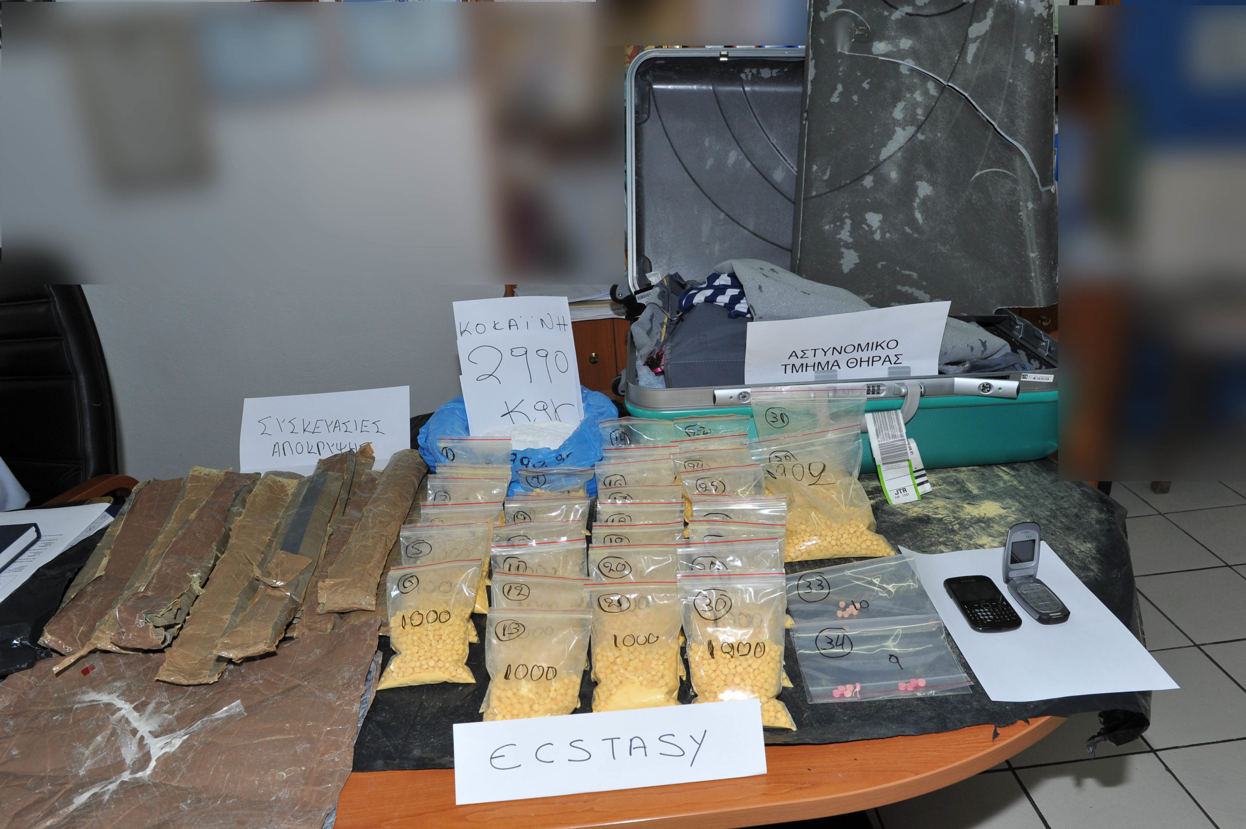 ΦΩΤΟ-Με 2 κιλά κοκαΐνη στη Σαντορίνη