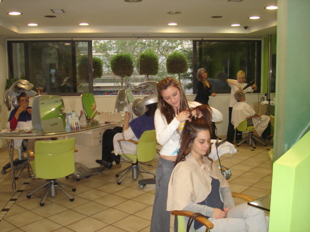 «Ψαλίδι» στα κομμωτήρια