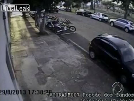 ΒΙΝΤΕΟ-Τράκαρε 13 μηχανές και 1 αμάξι