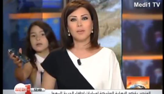 Έλεγε τις ειδήσεις και η κόρη της «εισέβαλε» στο στούντιο