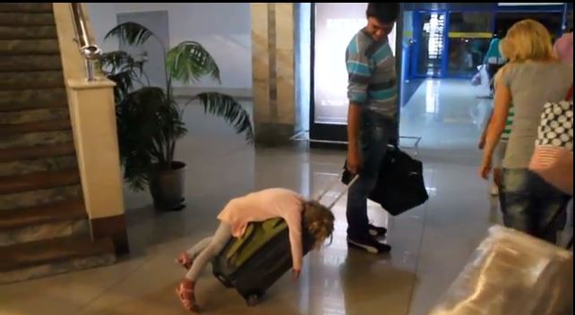 ΒΙΝΤΕΟ: Την κούρασε το ταξίδι