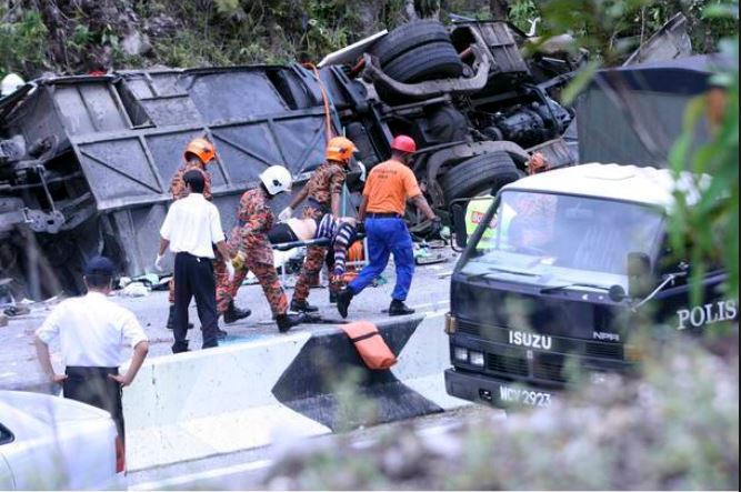Τουριστικό λεωφορείο έπεσε σε χαράδρα-37 οι νεκροί