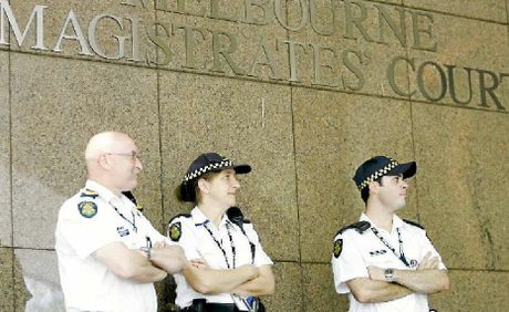 Κατηγορείται για το φόνο του θετού του γιου