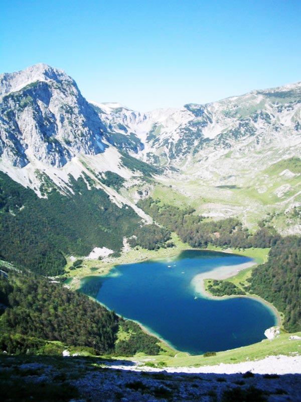 ΦΩΤΟ- Λίμνη σε σχήμα καρδιάς