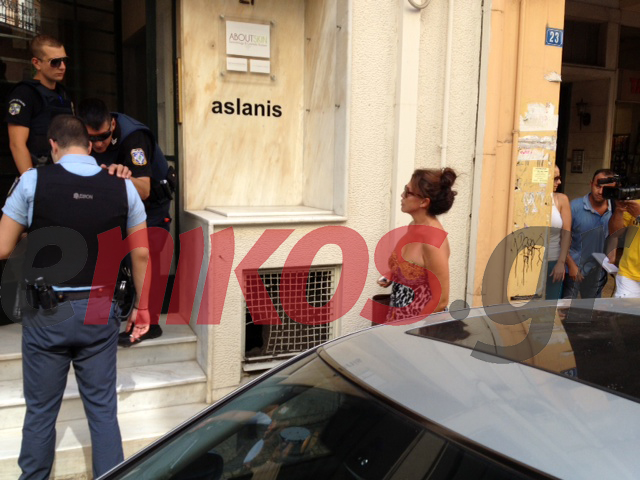 ΦΩΤΟ-Η Μπάρμπα έξω από το σπίτι του Ασλάνη