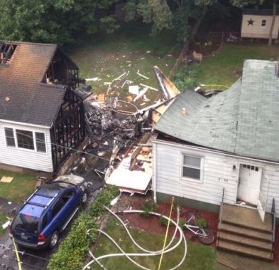 ΦΩΤΟ-Πτώση μικρού αεροπλάνου σε σπίτια