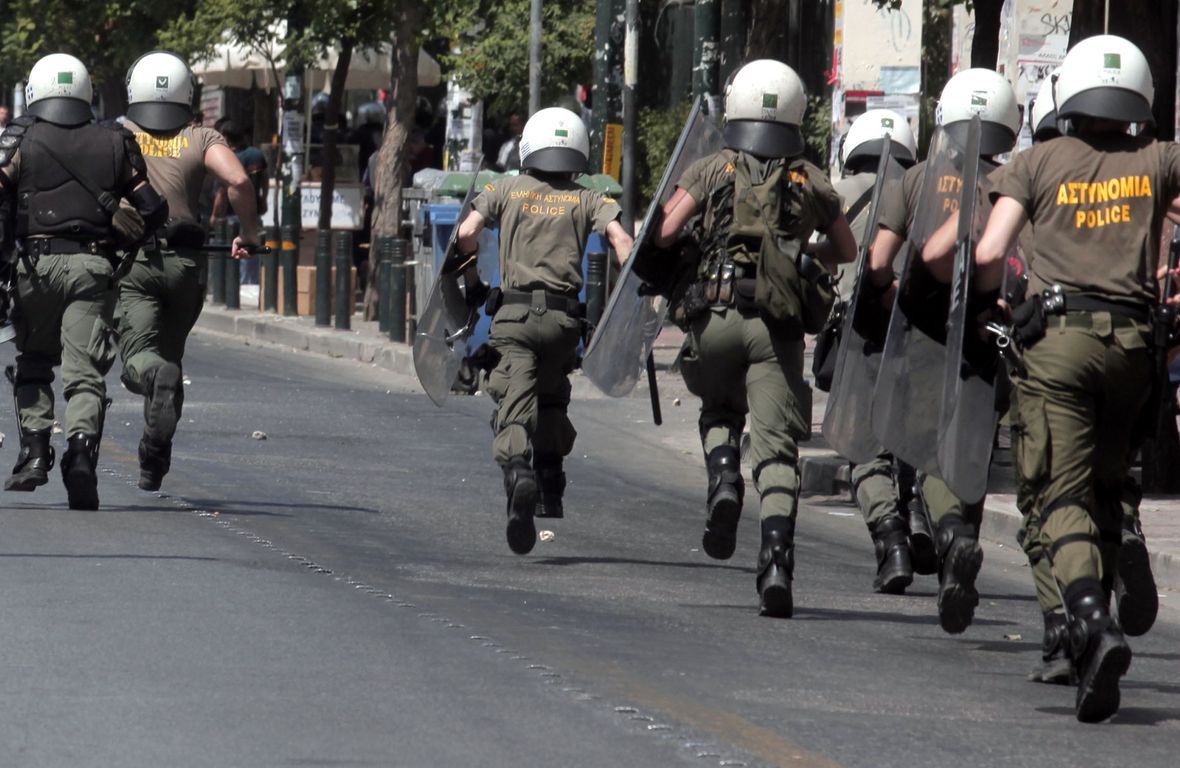 ΤΩΡΑ-Πέντε οι προσαγωγές στο Πολυτεχνείο