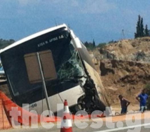 ΦΩΤΟ-Το τροχαίο δυστύχημα με το ΚΤΕΛ στο Αίγιο