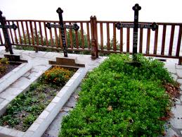 Στο «σφυρί» οικογενειακοί τάφοι